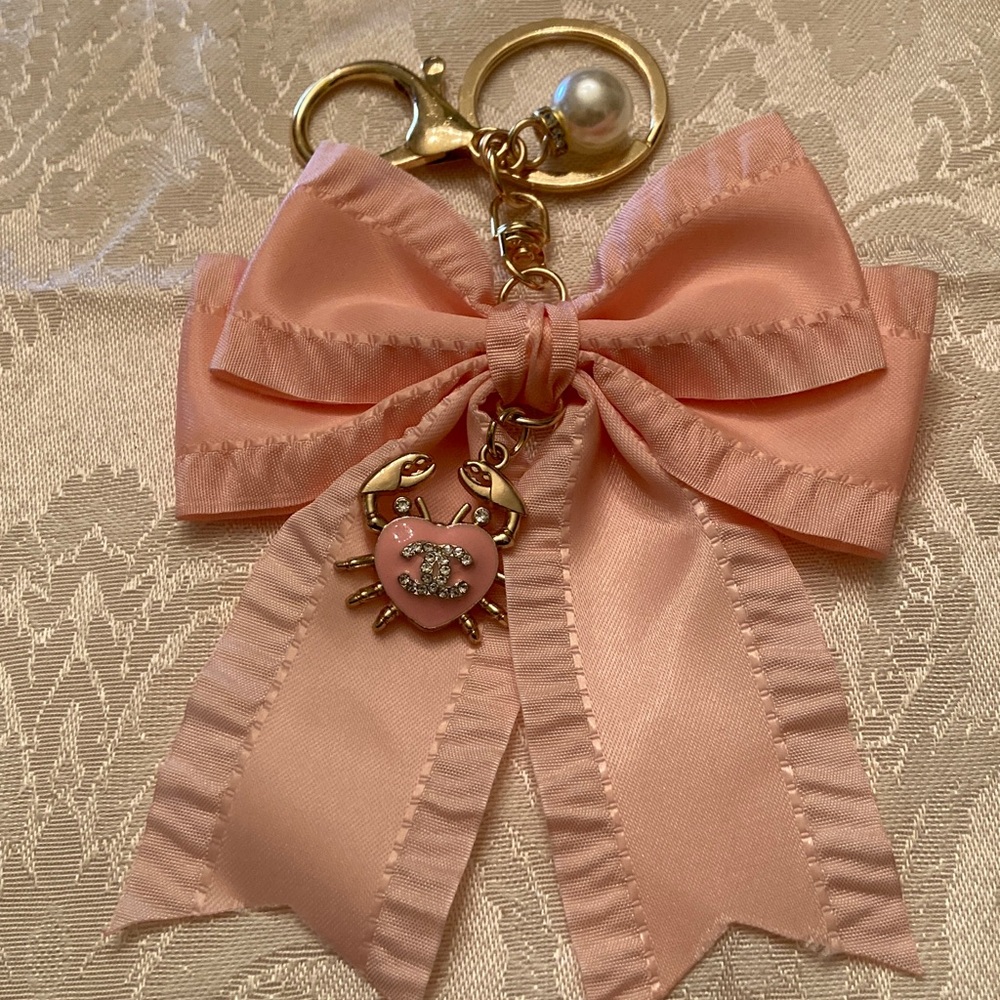 Chanel Fashion charm, pendant, zip pull on A beautiful bow! Adorable crab! - Picture 2 of 9